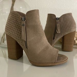 UNIVERSAL THREAD BOOTIES SIZE 7 WOMEN